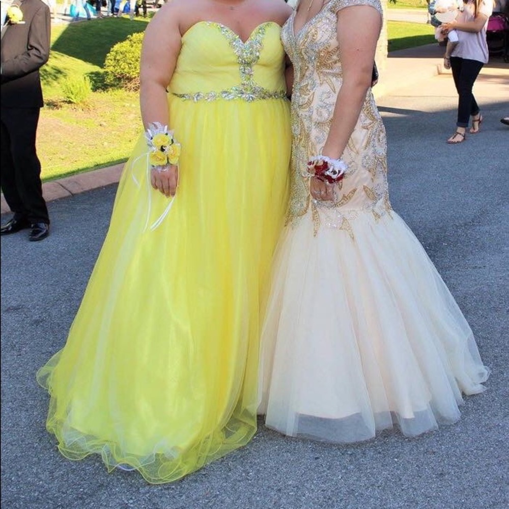 Will accept offers.. Yellow. Size 16 prom dress.